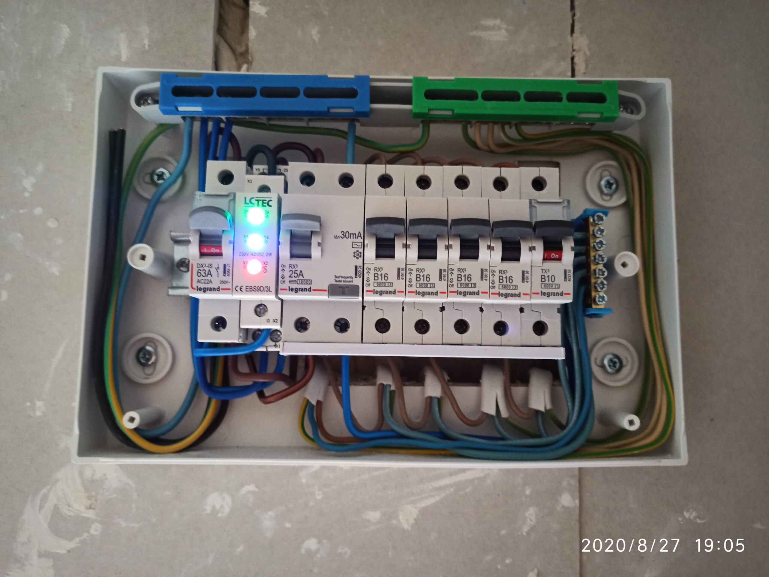 Nowoczesna rozdzielnica YanoTech